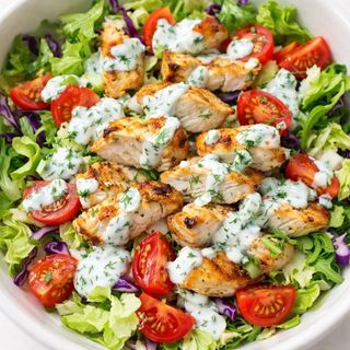 Topla salata od piletine s dressingom od jogurta 