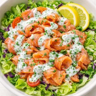 Mediteranska salata od dimljenog lososa s umakom od jogurta 