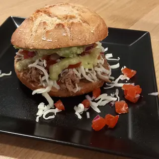 Janjeća Birria Torta