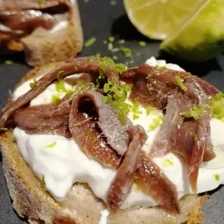 Bruschette burro e alici del cantabrico