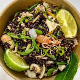 Poke : riso al salto , pesce del giorno e salsine