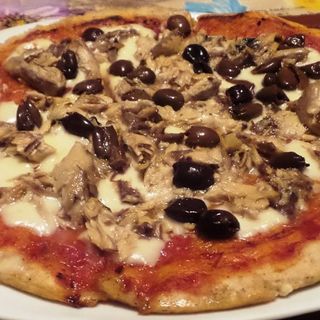 Pizza tonno, capperi, olive