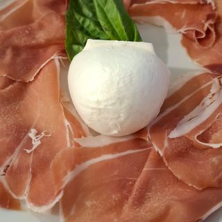 Prosciutto crudo e mozzarella di bufala