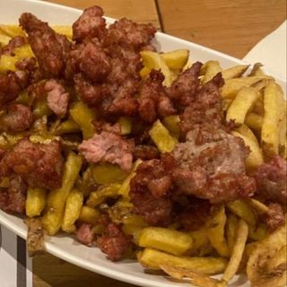 Patatine fritte con salsiccia