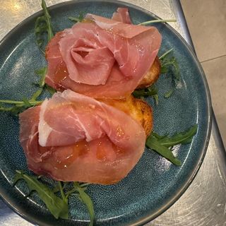 Crostone con prosciutto e mozzarella