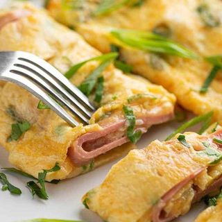 Omelette con prosciutto crudo e mozzarella