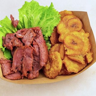 Carne salada con tostone