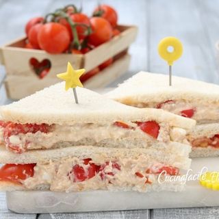 Tramezzino tonno, pomodoro, maionese 