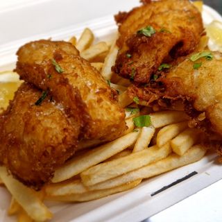 Pesce con patatine fritte all'inglese