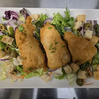 Insalata e pesce impanato