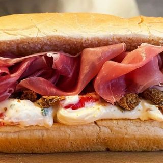 Panino crudo, pomodoro e mozzarella