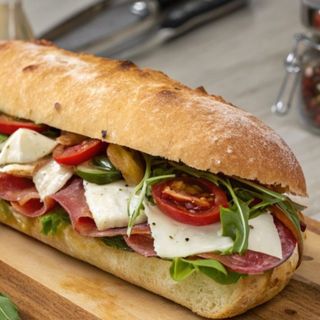 Panino con cotto formaggio rucola pomodorini