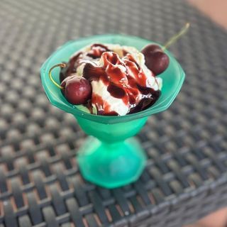 Crema chantilly con ciliegia 