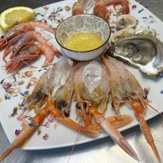 2 Ostriche, 2 scampi, 2 gamberi e 2 tartufi