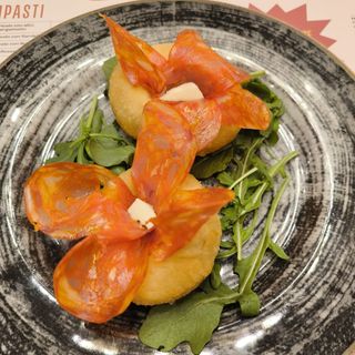 Bocconi di pizza fritta con spianata e scamorza