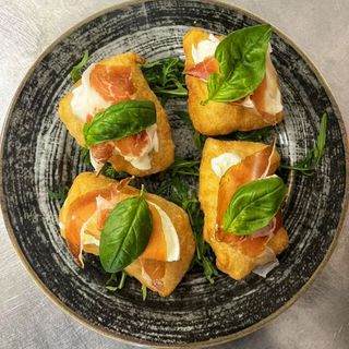 Bocconi di pizza fritta con bufala e crudo