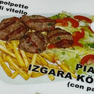 Köfte con patate' e insalata