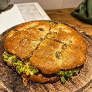 Focaccia con piselli e formaggio