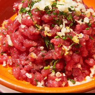 Tartare di manzo, pomodoro verde fritto e mayo al limone