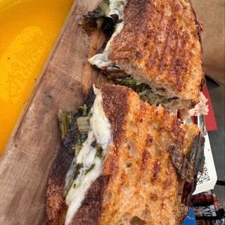 Grill sandwich con scamorza e cicoria