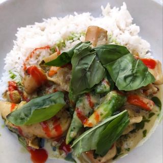 Red curry di verdure e gamberi con riso