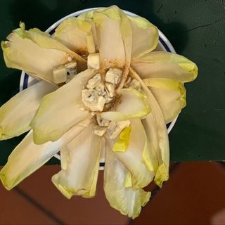 Indivia con honeymustard e blue cheese