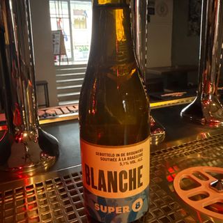 Super 8 Blanche