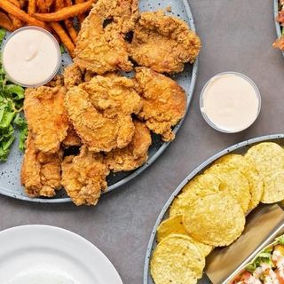 Fried chicken 2 pezzi, wings 3 pezzi, patatine, bibite