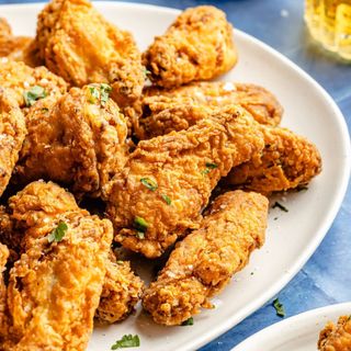 Pollo fritto 2 pezzi, wings 3 pezzi , chicken nuggets 4 pezzi, patatine, bibite