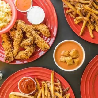 Wings 3 pezzi,  bandidos 4 pezzi, chicken nuggets 5 pezzi, patatine, bibite