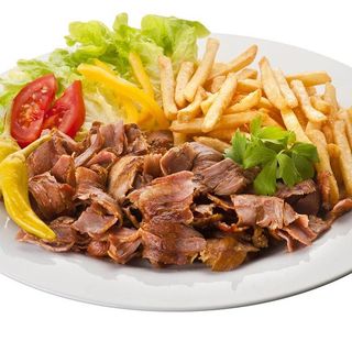 Döner kebap con patate e insalata
