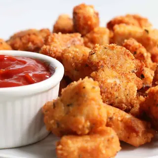 Chicken nuggets con patate e insalata