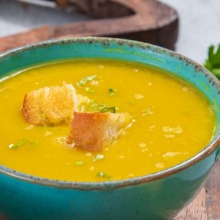 Vellutata di zucca, guanciale croccante e crostino fritto al rosmarino
