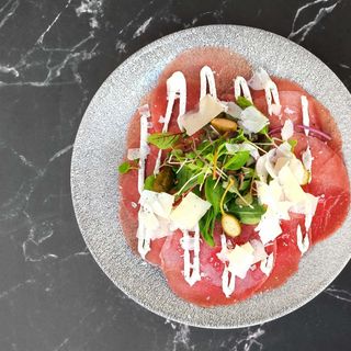 Carpaccio di manzo, olio EVO, limone e fonduta di pecorino