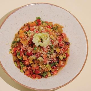 Tartare di manzo battuta al coltello, fiori di capperi, olive taggiasche e pomodorini
