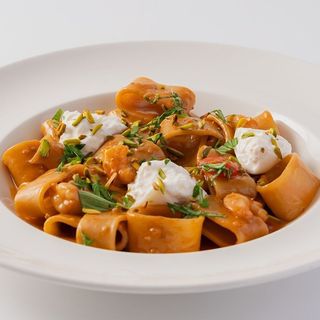 Pacchero crema di pistacchio, pesca caramellata e guanciale croccante