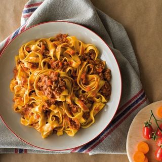 Tagliatelle paglia e fieno al sugo di coda alla vaccinara