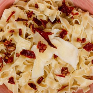Tagliatelle paglia e fieno, acciuga, pomodoro secco e fonduta di pecorino