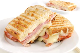 Panini con jamón y queso