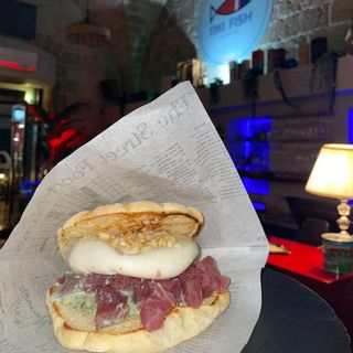 Panino al sesamo con tartare di tonno e burrata