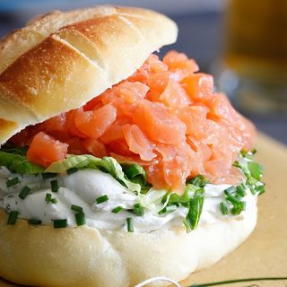 Panino al sesamo con tartare di salmone e bufaline