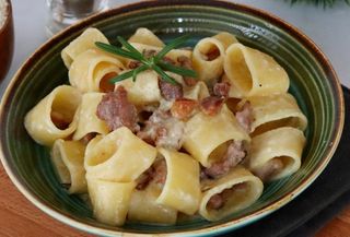 Paccheri con salsiccia e scaglie di grana