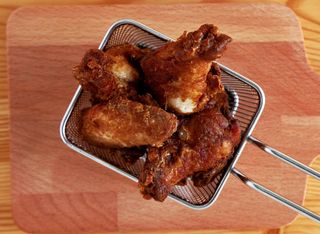 Ali di pollo con patatine