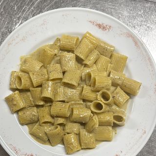 Mezze maniche cacio, pepe e punte di asparagi