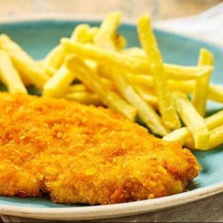 Cotoletta di pollo alla milanese con patatine fritte