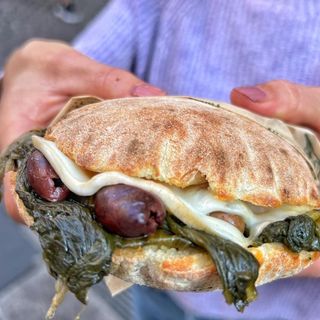 Panuozzo scarole e bufala 