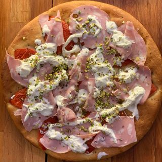 Focaccia stracciatella, mortadella e pistacchio