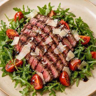 Tagliata con rucola pomodorini e grana