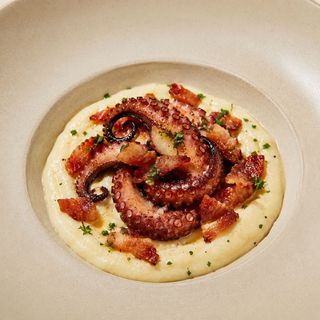 Tentacoli di polpo su crema di patate e guanciale croccante