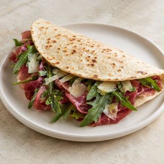 Bresaola, rucola, scaglie di grana, olio e limone